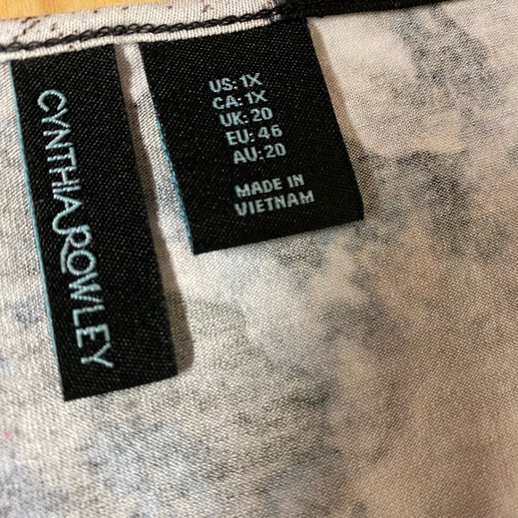 Black, white, grey, blue. Tunic, 1X.  Great for Spring & Easter ! - Picture 4 of 9